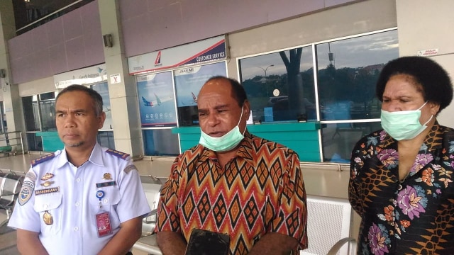 Wali Kota Sorong Lambert Jitmau didampingi Ketua DPRD Kota Sorong dan Kabandara saat meninjau Bandara Deo, Kamis (2/4), foto : Yanti