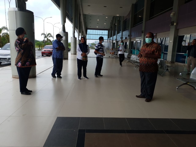 Wali Kota Sorong saat meninjau Bandara Deo Sorong, foto : Yanti