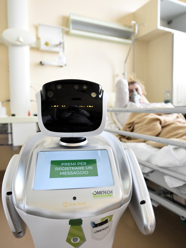 Sebuah robot yang membantu tim medis merawat pasien virus corona di rumah sakit Circolo, Varase, Italia.  Foto: REUTERS / Flavio Lo Scalzo
