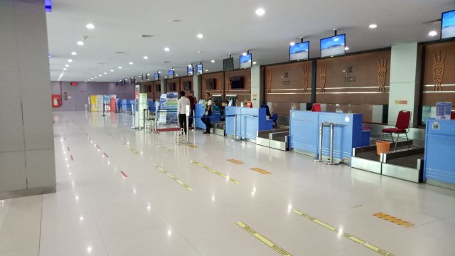 Akibat karantina wilayah, didalam Bandara Deo Sorong tampak sepi, foto : Yanti