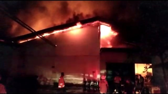 Pabrik obat nyamuk di Kota Tegal ludes terbakar. (Foto: Dok. BPBD)