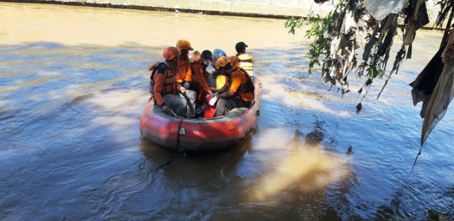 Sejumlah anggota SAR DKI Jakarta mencari seorang kakek yang menceburkan dirinya di sungai Ciliwung. Foto: dok. Kansar Jakarta