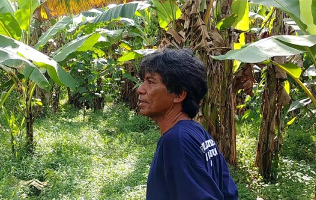 Misman, pahlawan pemungut sampah di Sungai Karang Mumus saat ditemui di hutan kecil yang dia buat sendiri | Photo by Risky (Karja)
