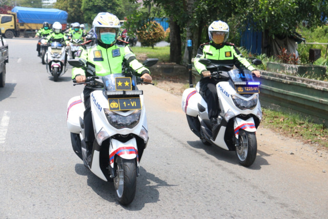Kapolda Kalimantan Barat, Irjen Pol Remigius Sigid Tri Hardjanto, melakukan patroli dengan sepeda motor. Foto: Dok Dit Lantas Polda Kalbar.