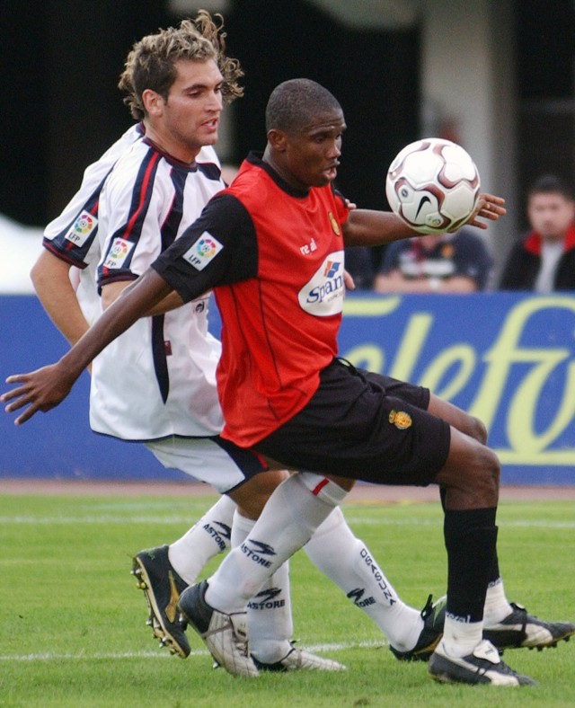 Samuel Eto'o membela Real Mallorca pada 2003. Foto: AFP/Oscar Pipkin