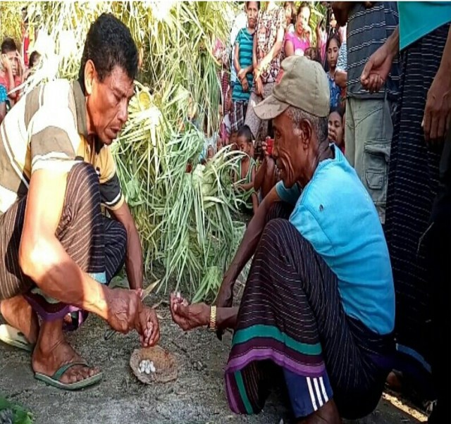 Tua adat Desa Dikesare menggelar ritual adat menolak bala untuk mencegah penyebaran wabah corona di Desa Dikesare. Foto: Sisko Making. 