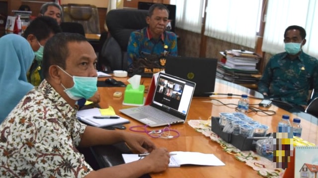 Rapat koordinasi bersama Wali Kota Palu Hidayat dengan Executive Director AHA Centre, yang berlangsung melalui video conference, pada Kamis (2/4), di ruang kerja Wali Kota Palu. Foto: Humas Pemkot Palu