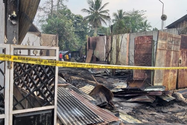 Garis polisi terpasang pada 9 unit ruko dan 1 gudang yang terbakar di Desa Labuhan Keude, Kabupaten Aceh Timur, pada Kamis (2/4). Foto: Dok. BPBA