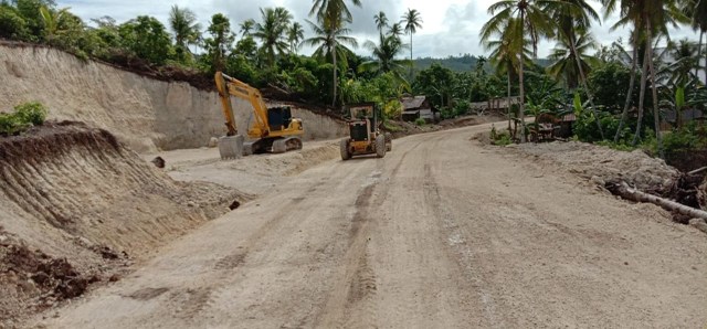 Ruas jalan yang di sertu di Desa Galala Kecamatan Mandioli, pada 2019 lalu. Foto: Safri Noh/cermat