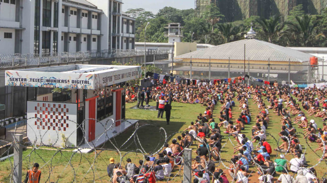 Sejumlah warga binaan berjemur di bawah matahari di Rutan kelas 1, Depok, Jawa Barat, Kamis (2/4/2020). Foto: ANTARA FOTO/ASPRILLA DWI ADHA