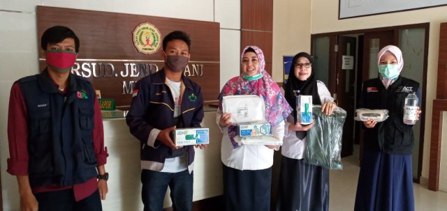 Penyerahan bantuan APD ke tiga Rumah Sakit di Lampung | Foto: ACT Lampung