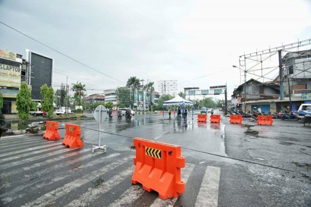 Petugas menggunakan water barrier untuk menutup sejumlah ruas jalan di Kota Medan. Foto: Istimewa