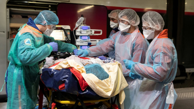 Ilustrasi tenaga medis sedang menangani pasien positif virus corona. Foto:  Thomas Samson/Pool via REUTERS