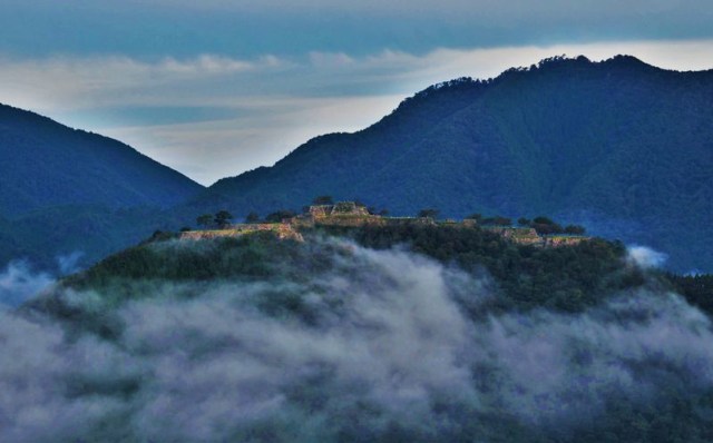 Intip Reruntuhan Kastil Kuno di Atas Awan yang Dijuluki Machu Picchu-nya Jepang (78944)