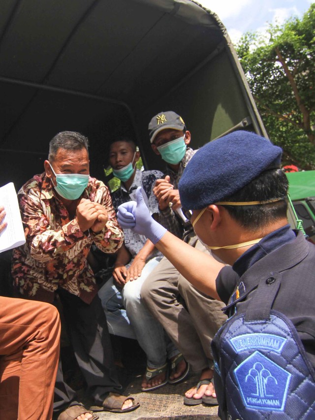 Sejumlah warga binaan yang dibebaskan diantar dengan truk Kostrad di Rutan Kelas 1, Depok, Jawa Barat, Kamis (2/4). Foto: ANTARA FOTO/Asprilla Dwi Adha