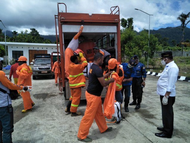 Tim Satgas Penanggulangan Covid-19 Kota Jayapura melakukan penyemprotan disinfektan di daerah perbatasan Papua dan Papua Nugini. 