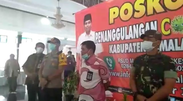 Bupati Pemalang, Junaedi, usai menggelar video conference dengan Forum Pimpinan Kecamatan di Posko Penanggulangan Covid -19, Kamis (2/4). (Foto: Istimewa)