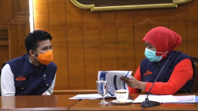 Gubenur Jawa Timur Khofifah Indar Parawansa dan Wakil Gubernur Emil Dardak saat memaparkan update kasus COVID-19 di Jawa Timur. Foto: Dok. Istimewa