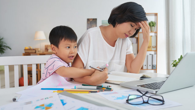 Ilustrasi ibu lelah atau kelelahan. Foto: shutterstock