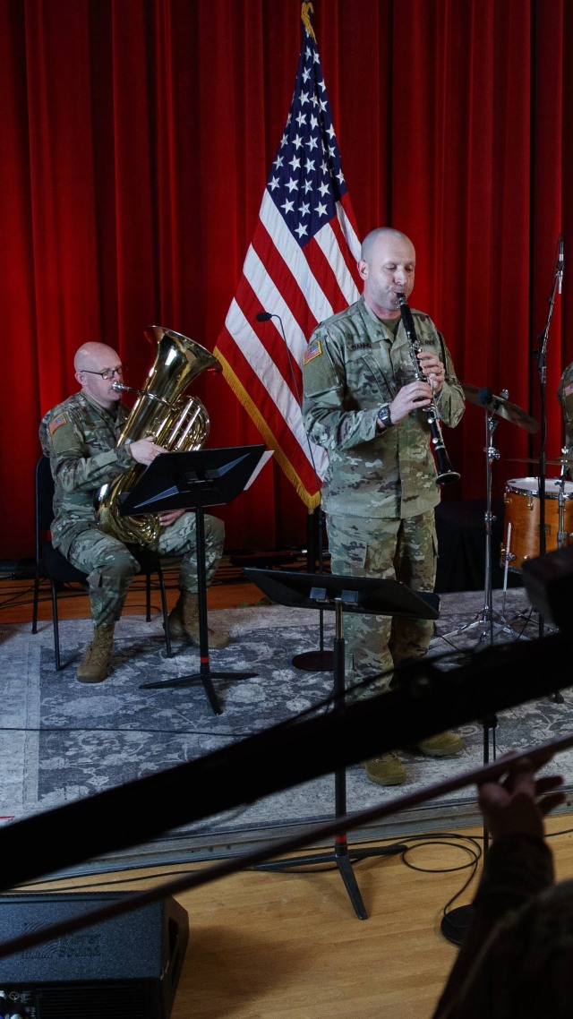 Band tentara Angkatan Darat Amerika Serikat memainkan alat musik untuk menghibur masyarakat. Foto: AP Photo/Carolyn Kaster