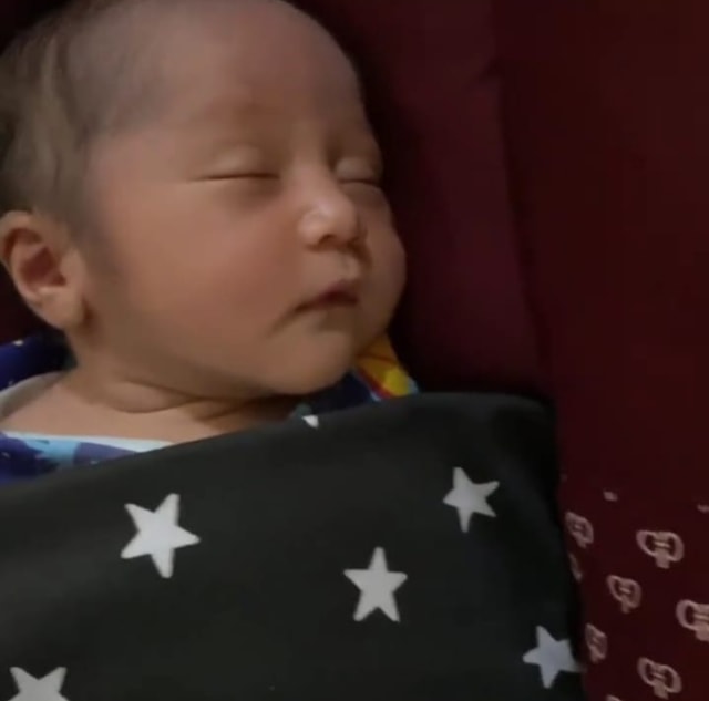 5 Potret Menggemaskan Aden Arliando, Anak Mandra 'Si Doel' yang Baru Lahir (572324)