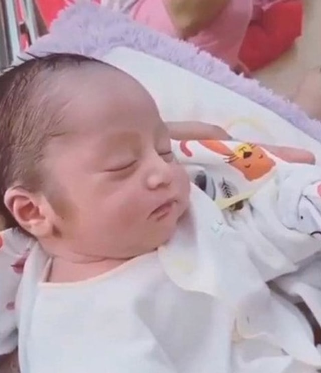 5 Potret Menggemaskan Aden Arliando, Anak Mandra 'Si Doel' yang Baru Lahir (572326)