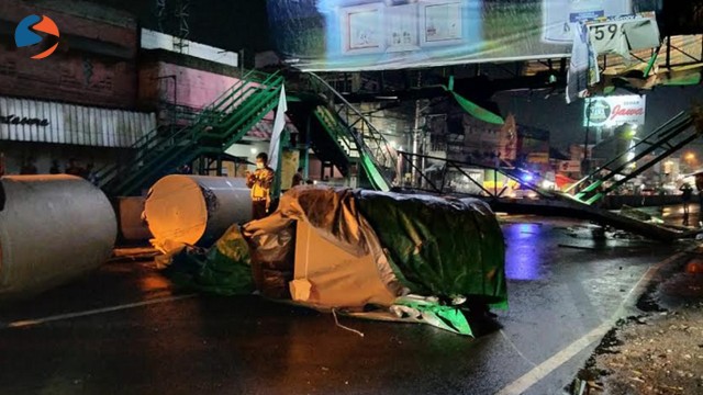 Jembatan penyebrangan yang berada di Pasar Kartasura. (Tara Wahyu)