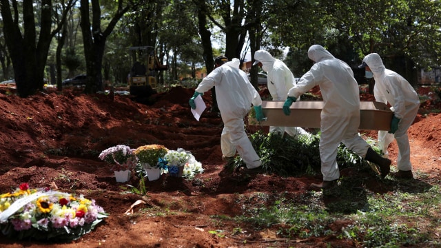 Ilustrasi pemakaman pasien corona. Foto: REUTERS/Amanda Perobelli