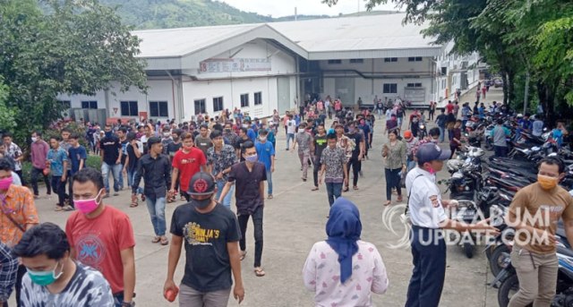 Buruh PT Muara Tunggal Cibadak, Kabupaten Sukabumi meninggalkan kawasan pabrik untuk istirahat. | Sumber Foto:Syahrul Himawan