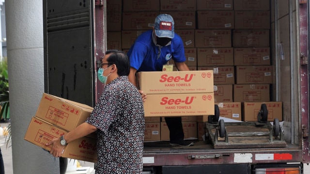 Warga menurunkan bantuan untuk Pemerintah Kota Surabaya untuk menangani persebaran virus corona.
 Foto: Dok. Istimewa