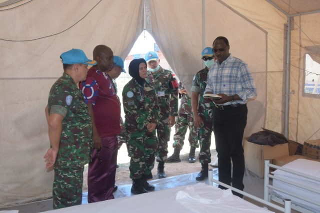 Perwakilan WHO meninjau kesiapan ruang isolasi pasien COVID-19 yang didirikan Satgas RDB di Kongo. Foto: Dok. Satgas TNI Konga