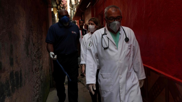 Tim medis berkeliling ke rumah warga di pemukiman kumuh terbesar di kota Paraisopolis, Sao Paulo, Brasil untuk hadapi virus corona. Foto: REUTERS/Amanda Perobelli