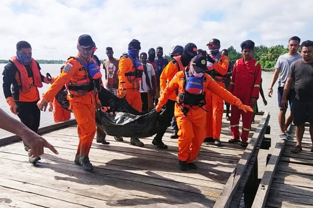 Tim SAR Merauke evakuasi korban tewas saat ledakan kapal BBM yang ditemukan setelah pencarian selama 3 hari. (Foto Abdel)