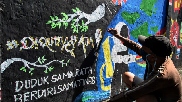 Warga melukis mural bertema pencegahan penyebaran virus Corona (COVID-19) di Kelurahan Cilendek Barat, Kota Bogor, Jawa Barat. Foto: ANTARA FOTO/Arif Firmansyah