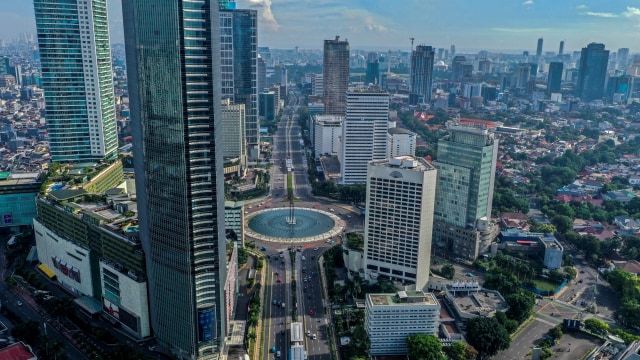 Foto udara suasana gedung bertingkat di kawasan Jalan MH Thamrin, Jakarta, Jumat (3/4/2020). Foto: ANTARA FOTO/Galih Pradipta