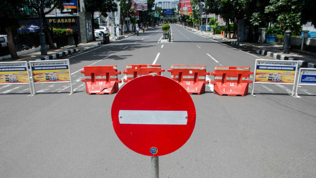 Suasana kawasan Jalan Merdeka yang ditutup untuk kendaraan di Bandung, Jawa Barat, Jumat (3/4/2020).  Foto: Antara/Novrian Arbi