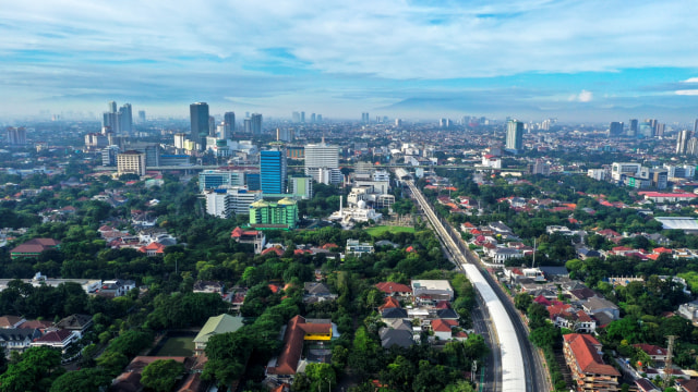 Foto udara suasana gedung bertingkat di kawasan Jalan Jendral Sudirman, Jakarta, Jumat (3/4/2020). Foto: ANTARA FOTO/Galih Pradipta