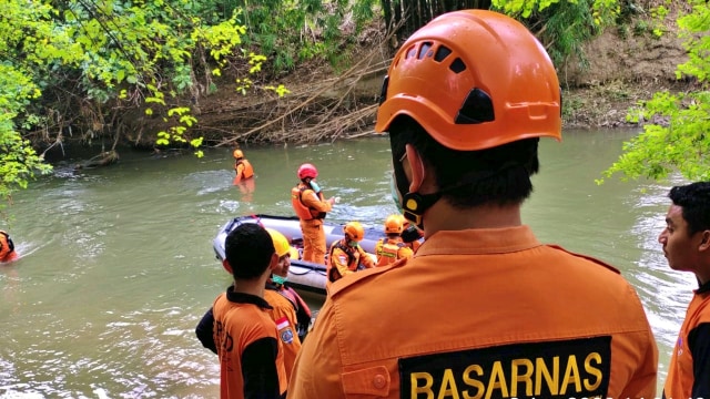 Basarnas Gorontalo melakukan pencarian korban hanyut di Sungai Bulango. Jumat,(3/4). Foto: Dok istimewa