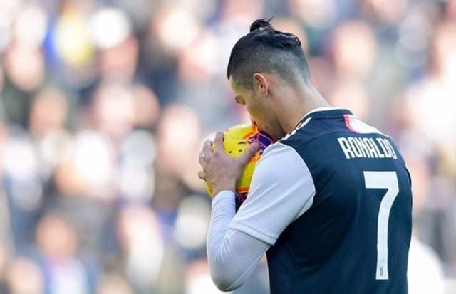 Ronaldo mencium bola. Foto: Sosial media Cristiano Ronaldo