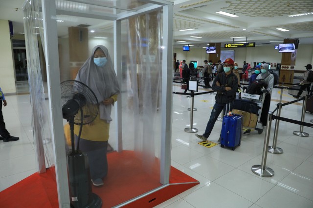 Ruang pengukuran suhu dan penyemprotan disinfektan di Bandara SIM, Aceh Besar. Foto: Humas Aceh
