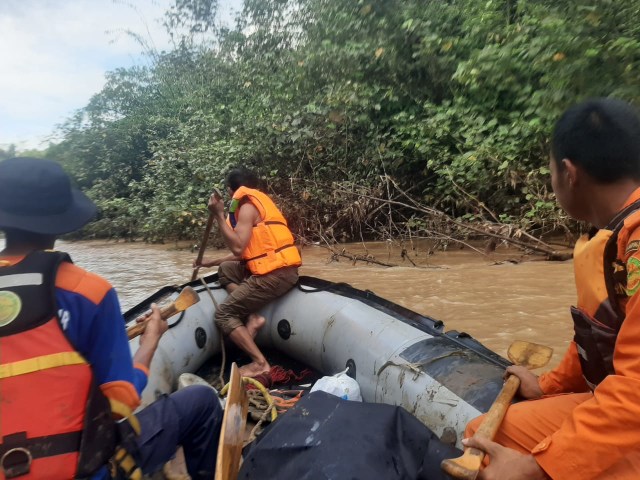 Tim SAR Gabungan saat melakukan pencarian terhadap korban tenggelam di Sungai Way Kunyir Pringsewu, Jumat (3/4) | Foto: Humas Basarnas Lampung 