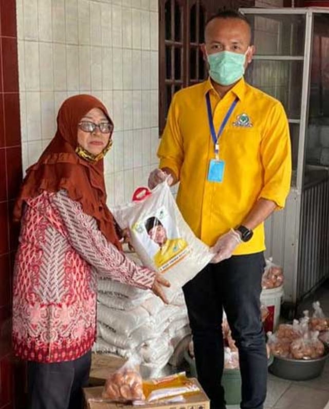 Anggota DPRD Sumut, Akbar Himawan Buchari memberikan paket sembako kepada warga. Foto: Istimewa