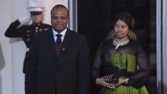 Raja Mswati III dari Eswatini bersama istrinya. Foto: AFP/BRENDAN SMIALOWSKI