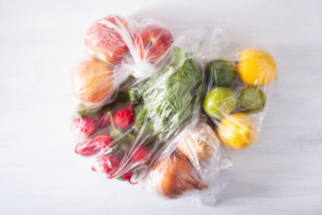 Ilustrasi Bahan makanan dan sayur di dalam plastik Foto: Shutterstock
