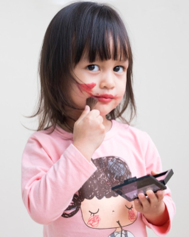 Ilustrasi anak menjilat kosmetik milik ibunya Foto: Shutterstock