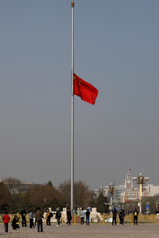Bendera China dikibarkan setengah tiang sebagai simbol perkabungan nasional, Sabtu (4/4/2020) Foto: Reuters/Carlos Garcia Rawlins