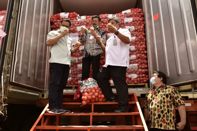 Menteri Pertanian (Mentan) Syahrul Yasin Limpo melakukan mengecekan ketersediaan bawang bombai. Foto: Dok. Kementerian Pertanian RI