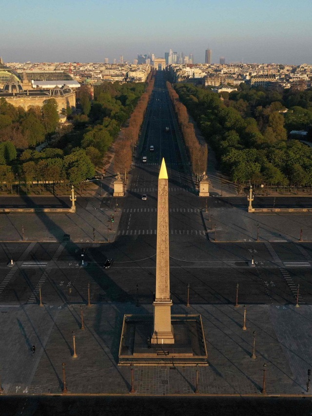 Suasana di sekitar Place de la Concorde dan Champs Elysees Avenue yang kosong karena virus corona. Foto: REUTERS/Pascal Rossignol