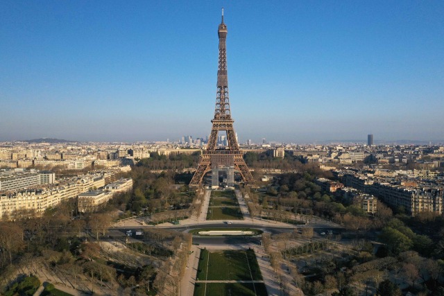 Suasana di sekitar menara Eiffel, Paris saat lockdown. Foto: REUTERS/Pascal Rossignol