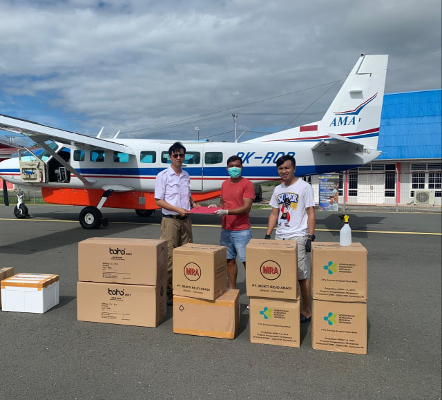 Pendistribusian rapid test ke sejumlah kabupaten/kota dilakukan dengan pesawat sewaan. (Dok Foto: Tim Satgas Covid-19 Papua)